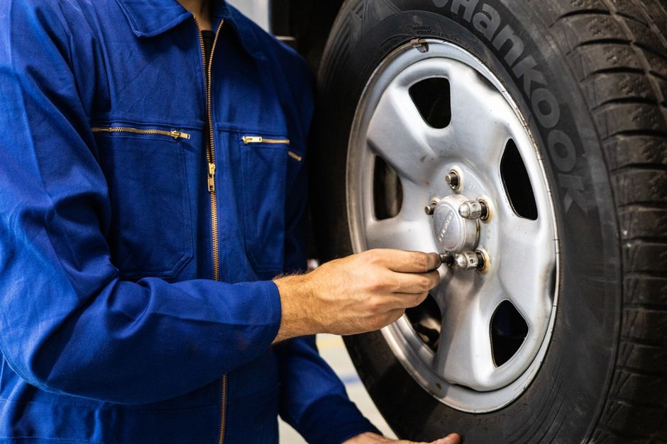 فني بيفحص حالة الكاوتش